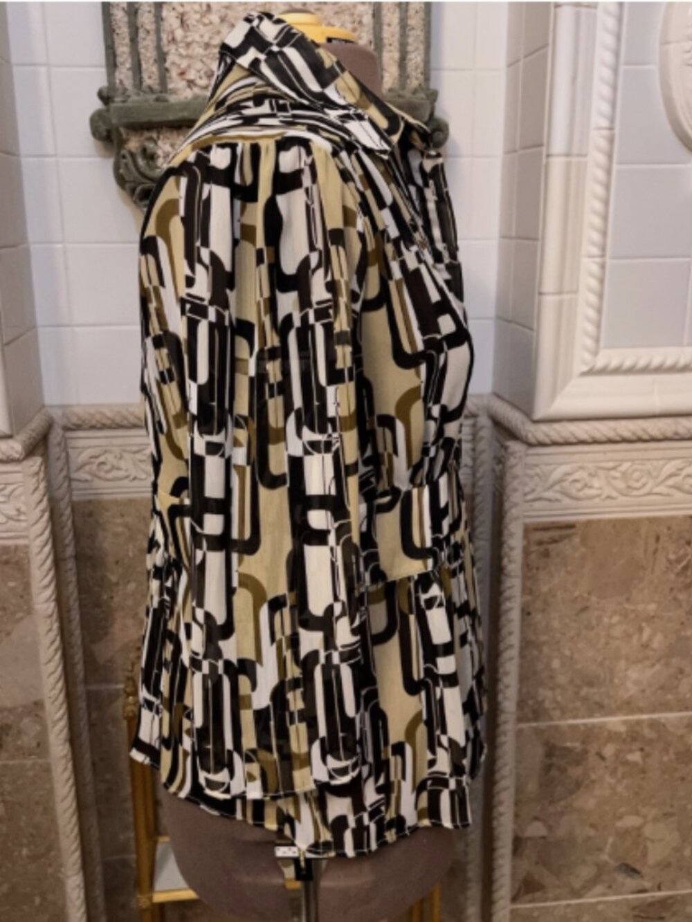 Essentials by Milano. Size XL. Chiffon Button up. Peplum. Waist Insert. B40 - Picture 4 of 5